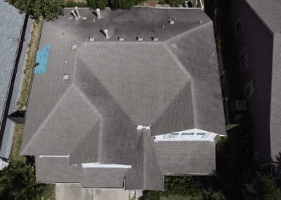 A bird 's eye view of a building with a pool in the center.